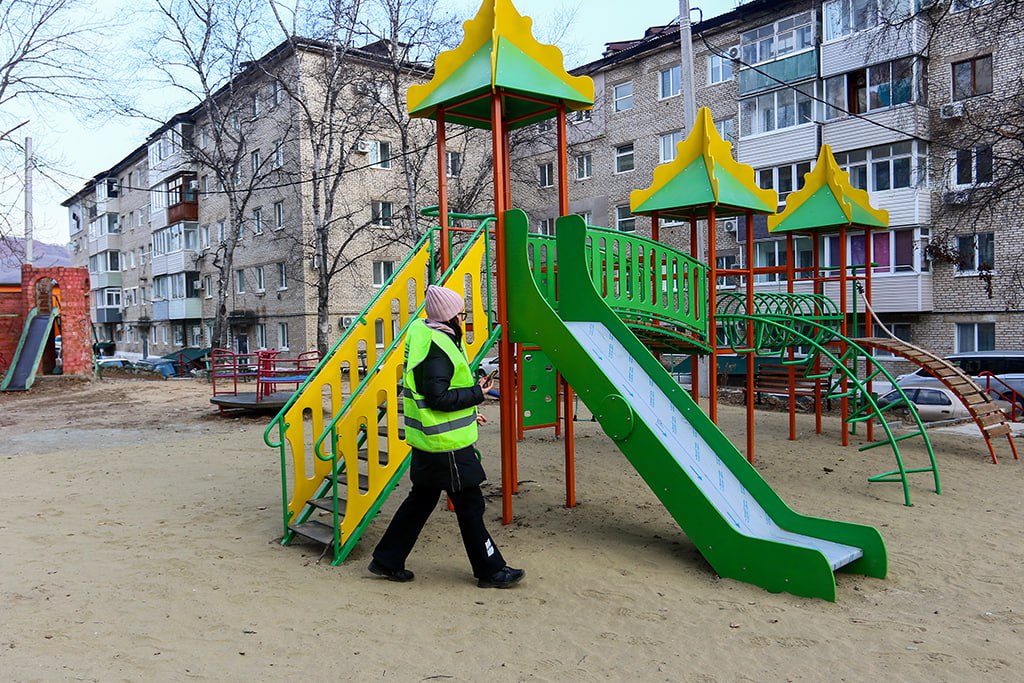 Общественные наблюдатели оценили благоустройство дворов в Находке Общественные наблюдатели оценили благоустройство дворов в Находке