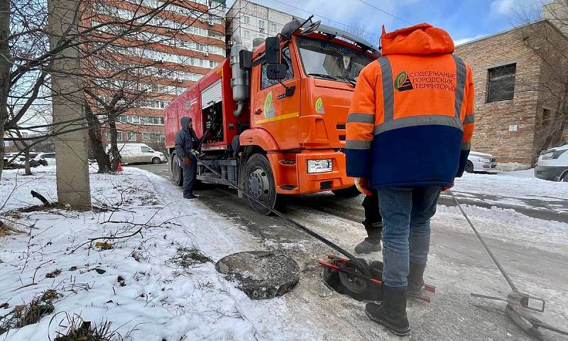 Больше 540 метров сетей ливневой канализации прочистили во Владивостоке с начала декабря