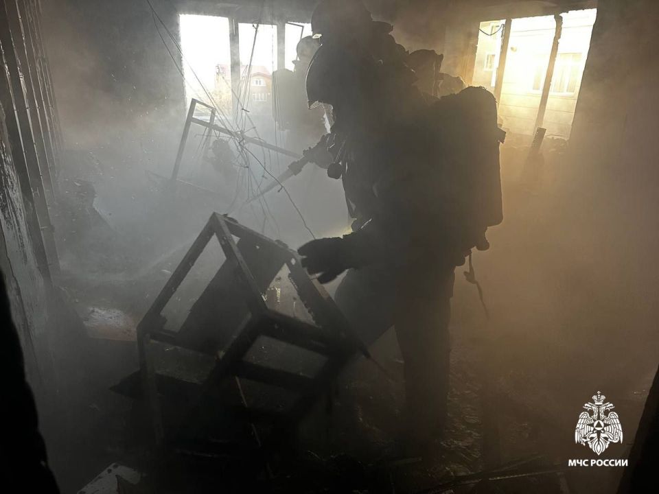 Пожарные МЧС России ликвидируют возгорание в офисном здании во Владивостоке