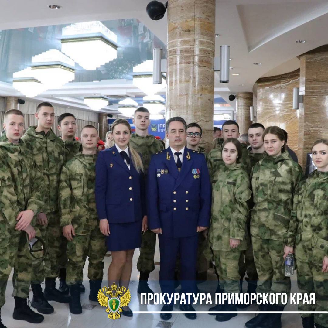 Прокурор края Сергей Столяров посетил региональное Правительство, где состоялась презентация художественно-патриотического проекта «Портрет Героя» Прокурор края Сергей Столяров посетил региональное Правительство, где состоялась презентация художественно-патриотического проекта «Портрет Героя»