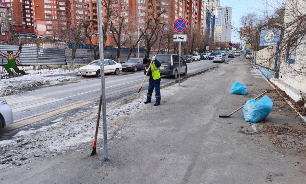 Сегодня во Владивостоке: ремонт дорожных знаков, демонтаж объектов, восстановление ливнёвок и санитарная уборка по районам Сегодня во Владивостоке: ремонт дорожных знаков, демонтаж объектов, восстановление ливнёвок и санитарная уборка по районам