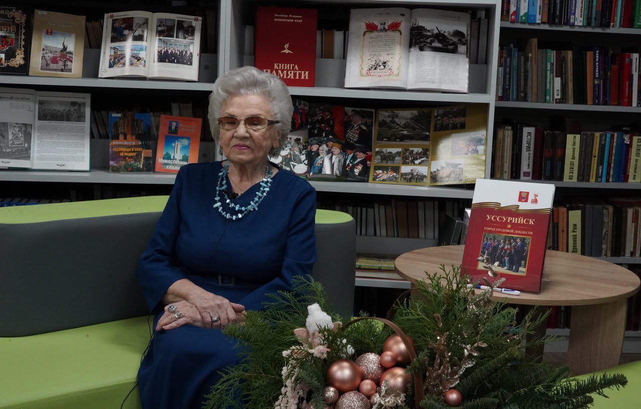 От сердца автора — в историю города: Валентина Децик представила свою книгу о трудовой доблести Уссурийска