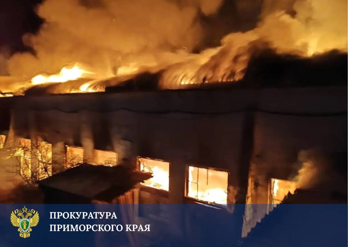 Склад деревообрабатывающего предприятия загорелся в Находке, никто не пострадал Склад деревообрабатывающего предприятия загорелся в Находке, никто не пострадал