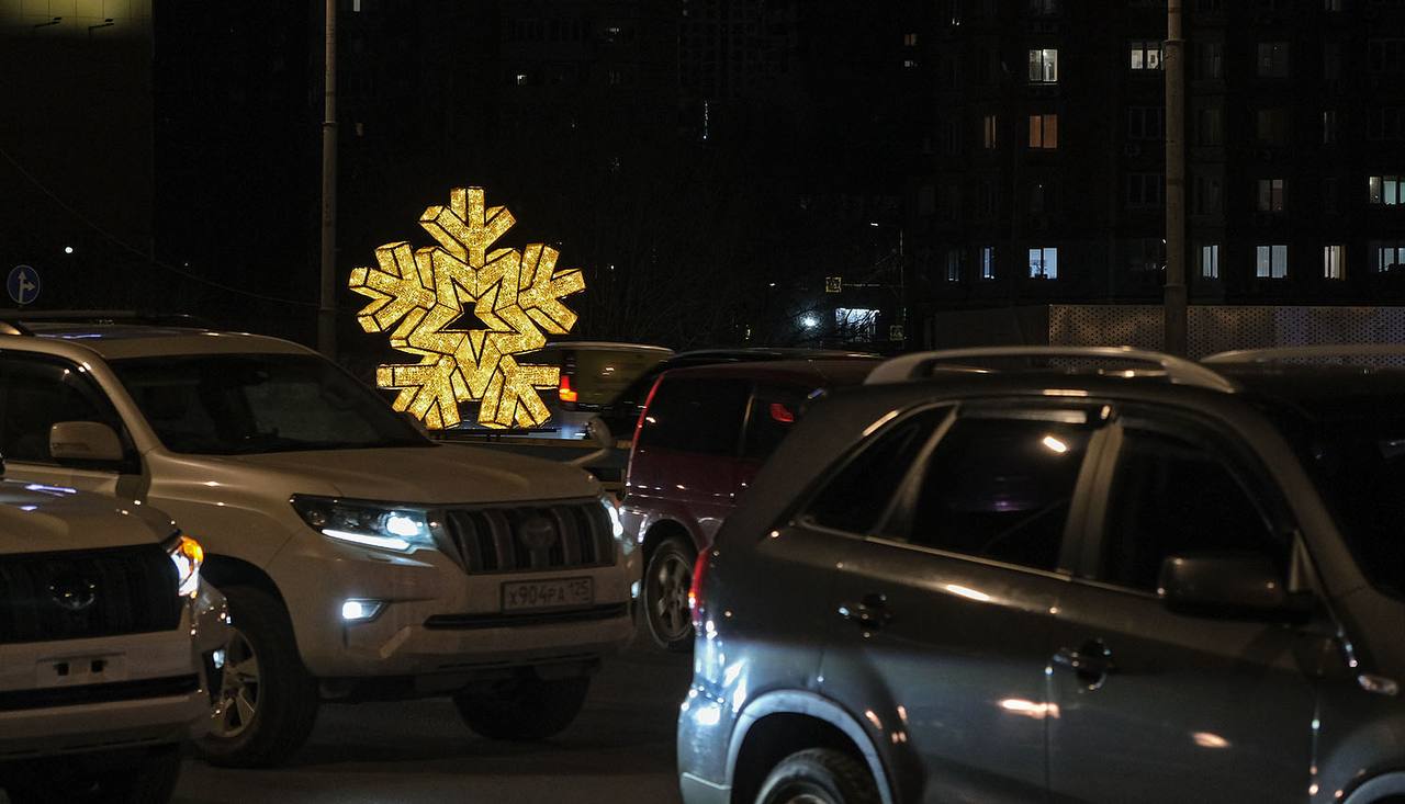 12 снежинок украсили путепровод Владивостока 12 снежинок украсили путепровод Владивостока