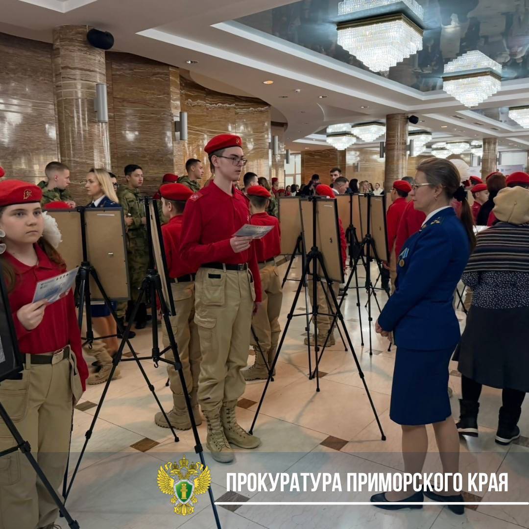 Прокурор края Сергей Столяров посетил региональное Правительство, где состоялась презентация художественно-патриотического проекта «Портрет Героя» Прокурор края Сергей Столяров посетил региональное Правительство, где состоялась презентация художественно-патриотического проекта «Портрет Героя»