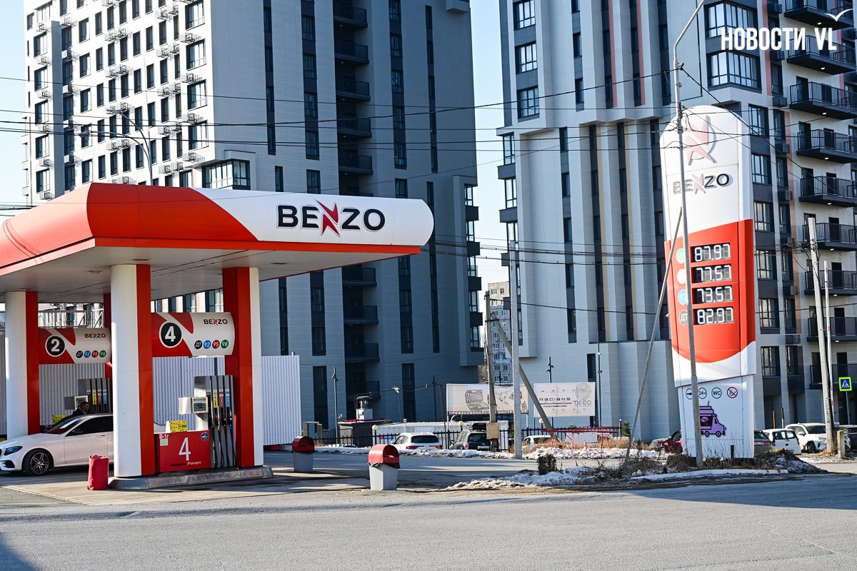 На большинстве заправок во Владивостоке подорожало топливо, на двух бензин подешевел На большинстве заправок во Владивостоке подорожало топливо, на двух бензин подешевел