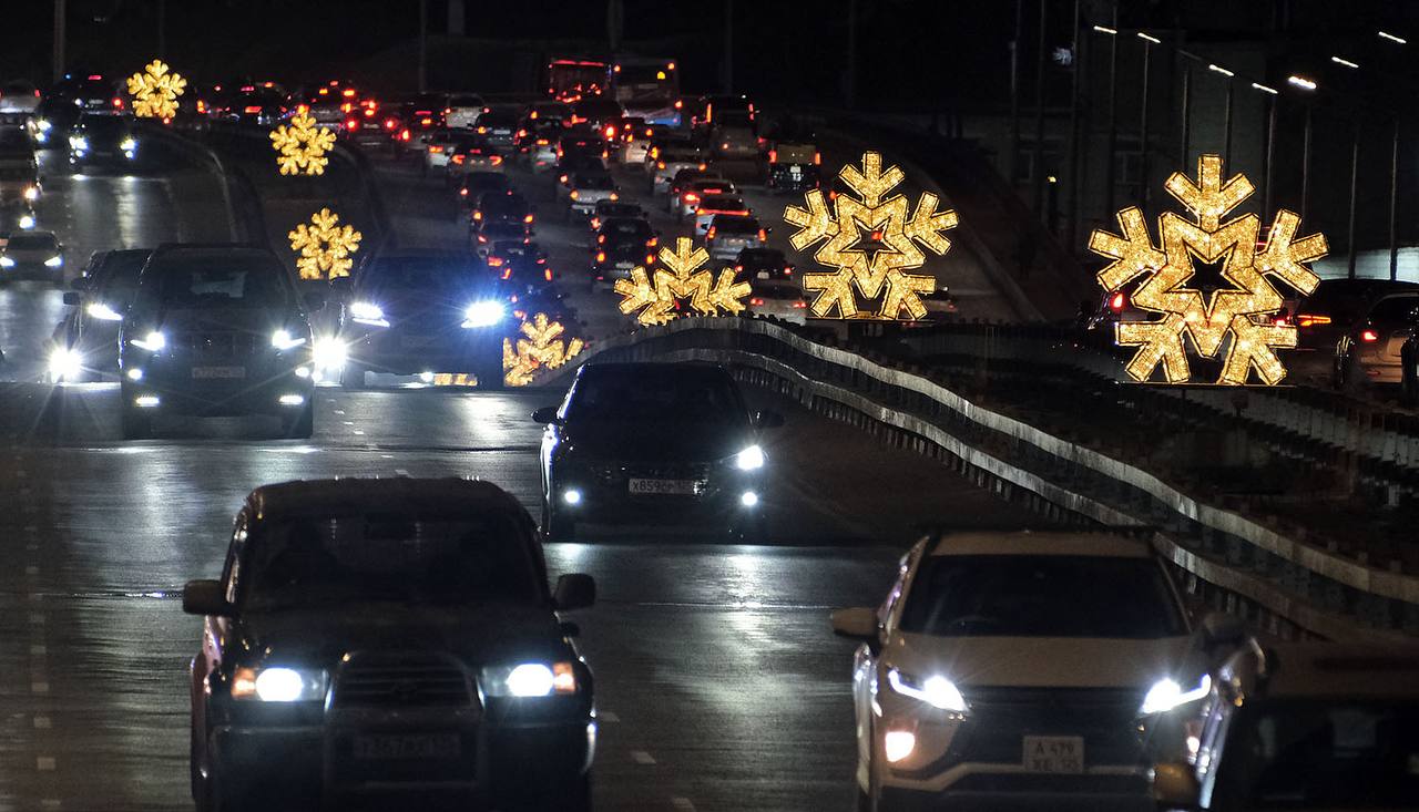 12 снежинок украсили путепровод Владивостока