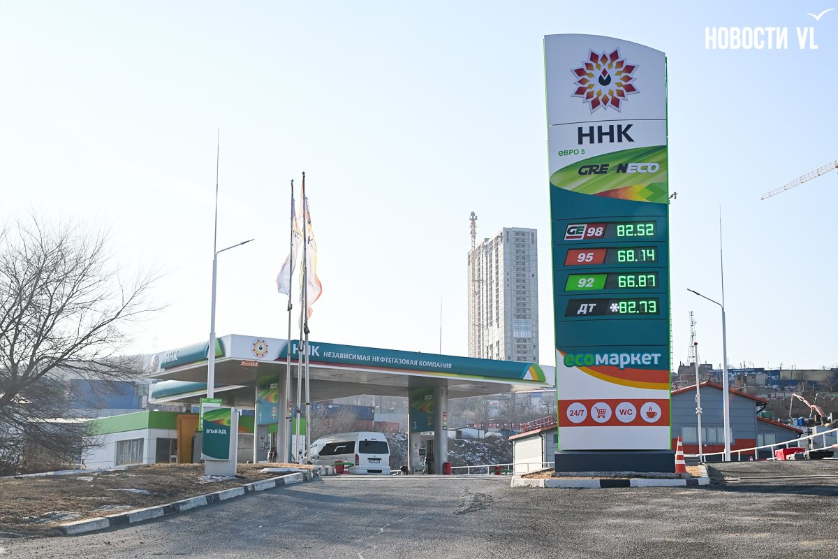 На большинстве заправок во Владивостоке подорожало топливо, на двух бензин подешевел