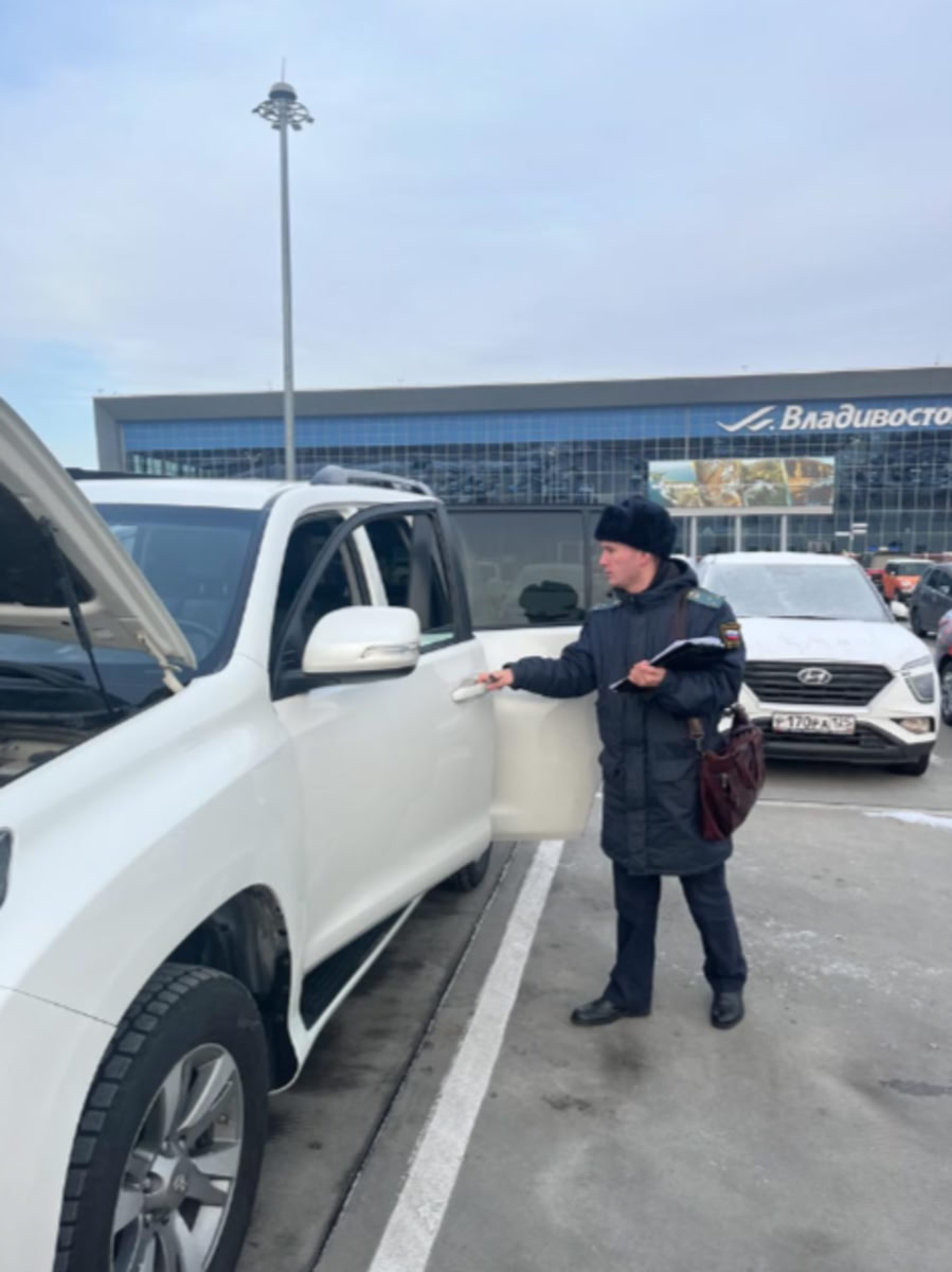 Жительницу Владивостока не выпустили в Таиланд из-за долга за отопление