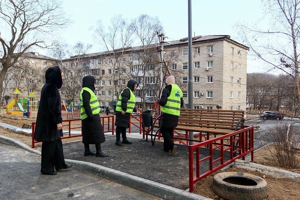 Общественные наблюдатели оценили благоустройство дворов в Находке Общественные наблюдатели оценили благоустройство дворов в Находке
