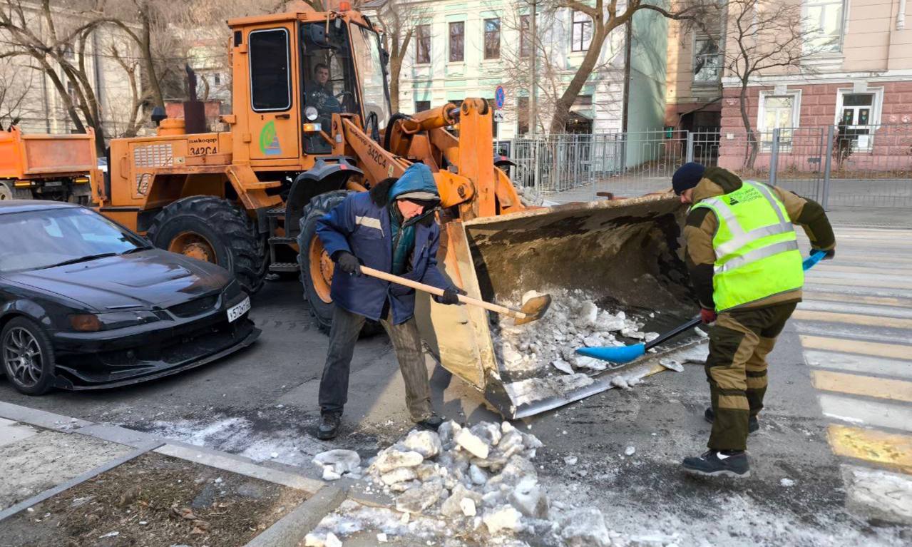 Сегодня во Владивостоке: ремонт дорожных знаков, демонтаж объектов, восстановление ливнёвок и санитарная уборка по районам Сегодня во Владивостоке: ремонт дорожных знаков, демонтаж объектов, восстановление ливнёвок и санитарная уборка по районам