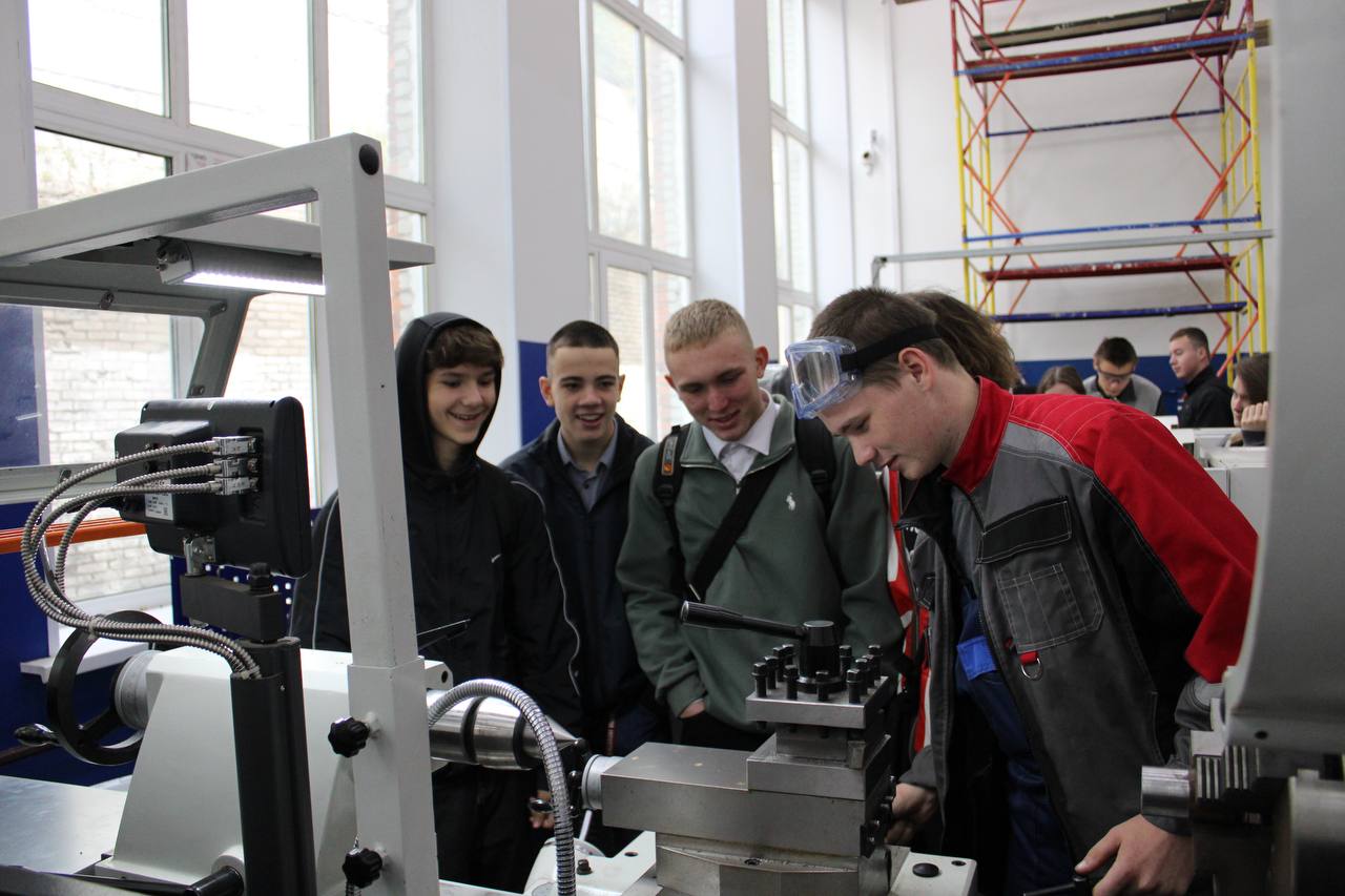 В Колледже машиностроения и транспорта реализуется проект «Аттестат плюс профессия»! Свою первую профессию в Колледже машиностроения и транспорта получают ученики школ № 82, 60, 64, 32, 44, 15. Каждому участнику проекта... В Колледже машиностроения и транспорта реализуется проект «Аттестат плюс профессия»! Свою первую профессию в Колледже машиностроения и транспорта получают ученики школ № 82, 60, 64, 32, 44, 15. Каждому участнику проекта...