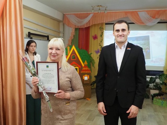 Депутат #ЗСПК Александр Захаров поздравил коллектив Центра содействия семейному устройству в Вольно-Надеждинском с 31-летием