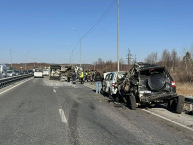 Сотрудники Госавтоинспекции работают на месте ДТП в Надеждинском районе