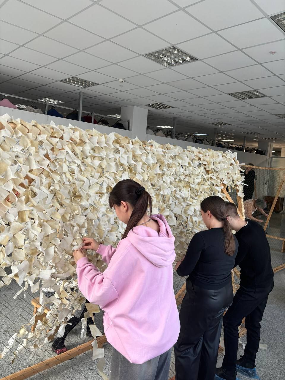 Волонтеры ДВТК продолжают получать полезные навыки и одновременно вносят ощутимый вклад в безопасность наших героев СВО, в победу нашей страны Волонтеры ДВТК продолжают получать полезные навыки и одновременно вносят ощутимый вклад в безопасность наших героев СВО, в победу нашей страны