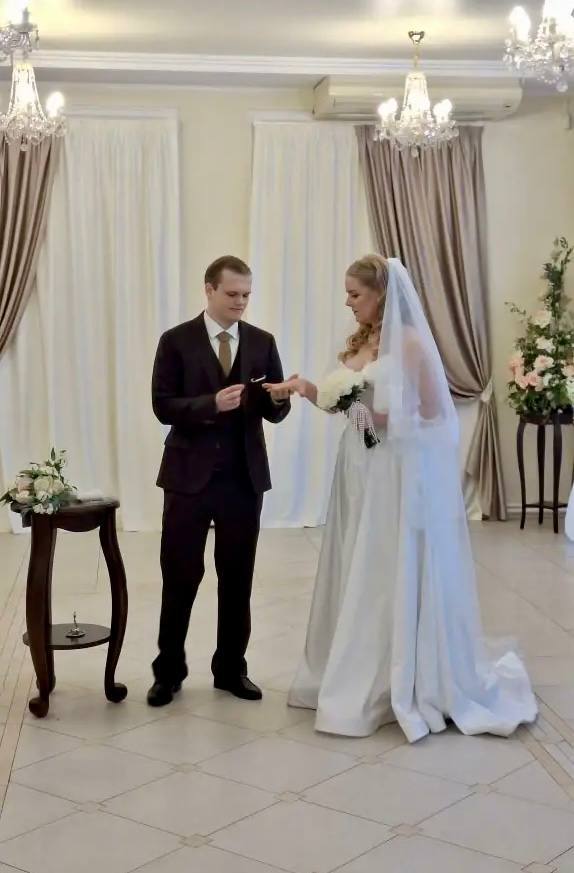 В День Конституции в дальневосточной столице сразу 39 влюбленных пар связали свой союз узами брака В День Конституции в дальневосточной столице сразу 39 влюбленных пар связали свой союз узами брака