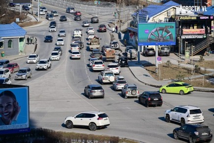 Выезду с кольца Третьей Рабочей теперь мешает не только светофор, но и нарушители парковки