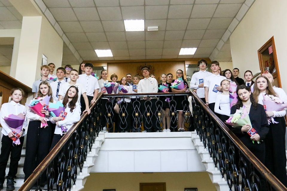 Паспорта граждан России вручили талантливой молодежи накануне Дня Конституции