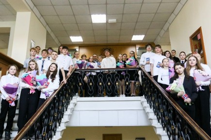 Паспорта граждан России вручили талантливой молодежи накануне Дня Конституции