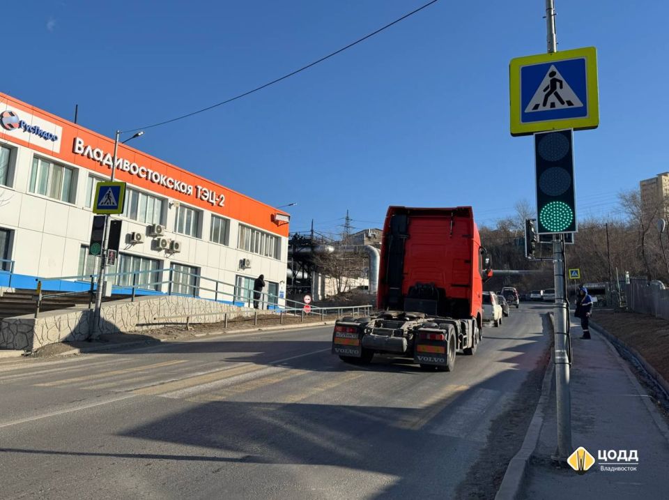 По обращениям жителей района и сотрудников Владивостокской ТЭЦ-2 установили светофор на пешеходном переходе в районе ул. Фадеева, 47/1