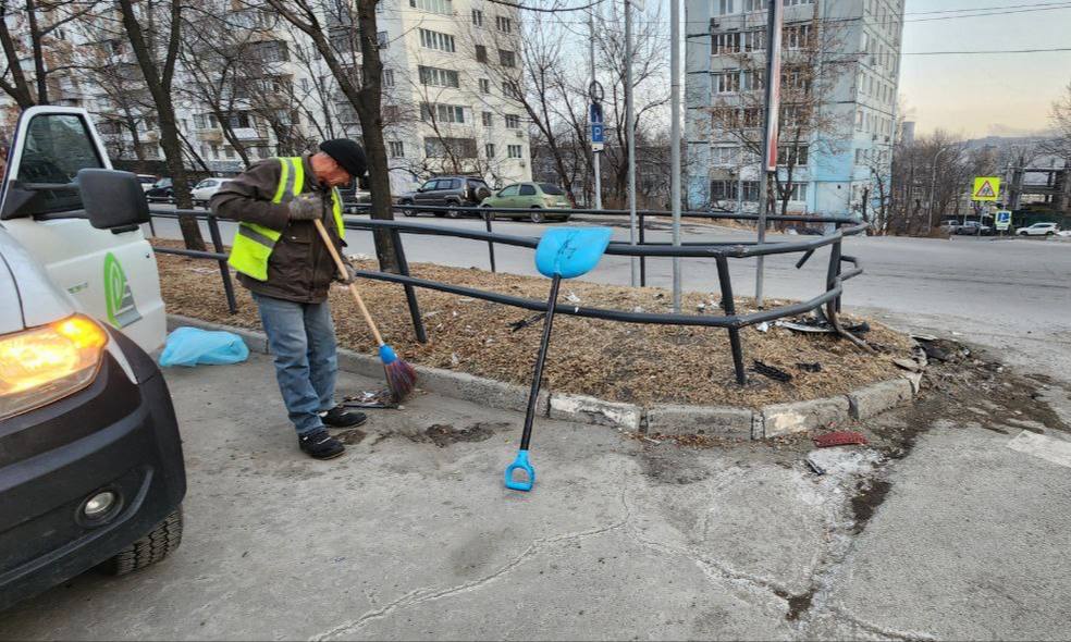 Сегодня во Владивостоке: демонтаж леерных ограждений, ремонт дорожных знаков, обслуживание ливнёвок и санитарная уборка по районам Сегодня во Владивостоке: демонтаж леерных ограждений, ремонт дорожных знаков, обслуживание ливнёвок и санитарная уборка по районам