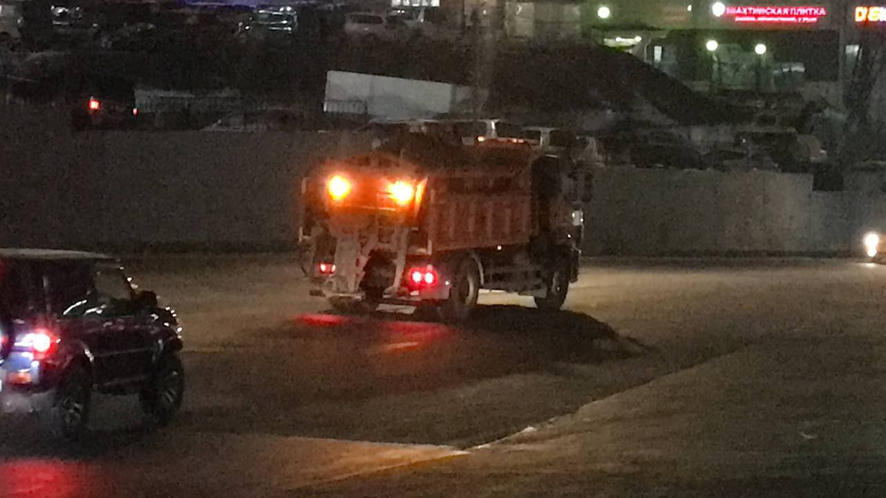 Константин Шестаков: Спецтехника и рабочие дорожной службы «Содержание городских территорий» уже занимаются обработкой реагентами проезжей части, тротуаров, лестниц и виадуков Константин Шестаков: Спецтехника и рабочие дорожной службы «Содержание городских территорий» уже занимаются обработкой реагентами проезжей части, тротуаров, лестниц и виадуков