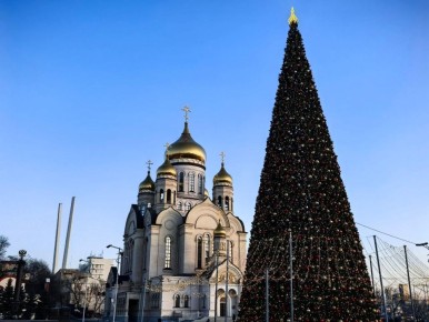 На центральной площади Владивостока продолжают возводить Новогодний городок