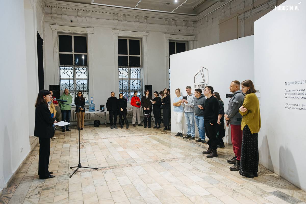 Почти медитация: во Владивостоке открылась выставка «Гимны города», посвящённая звучанию двух столиц Почти медитация: во Владивостоке открылась выставка «Гимны города», посвящённая звучанию двух столиц