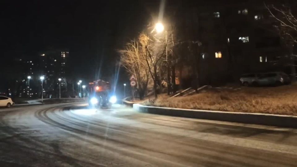 Константин Шестаков: Спецтехника и рабочие дорожной службы «Содержание городских территорий» уже занимаются обработкой реагентами проезжей части, тротуаров, лестниц и виадуков