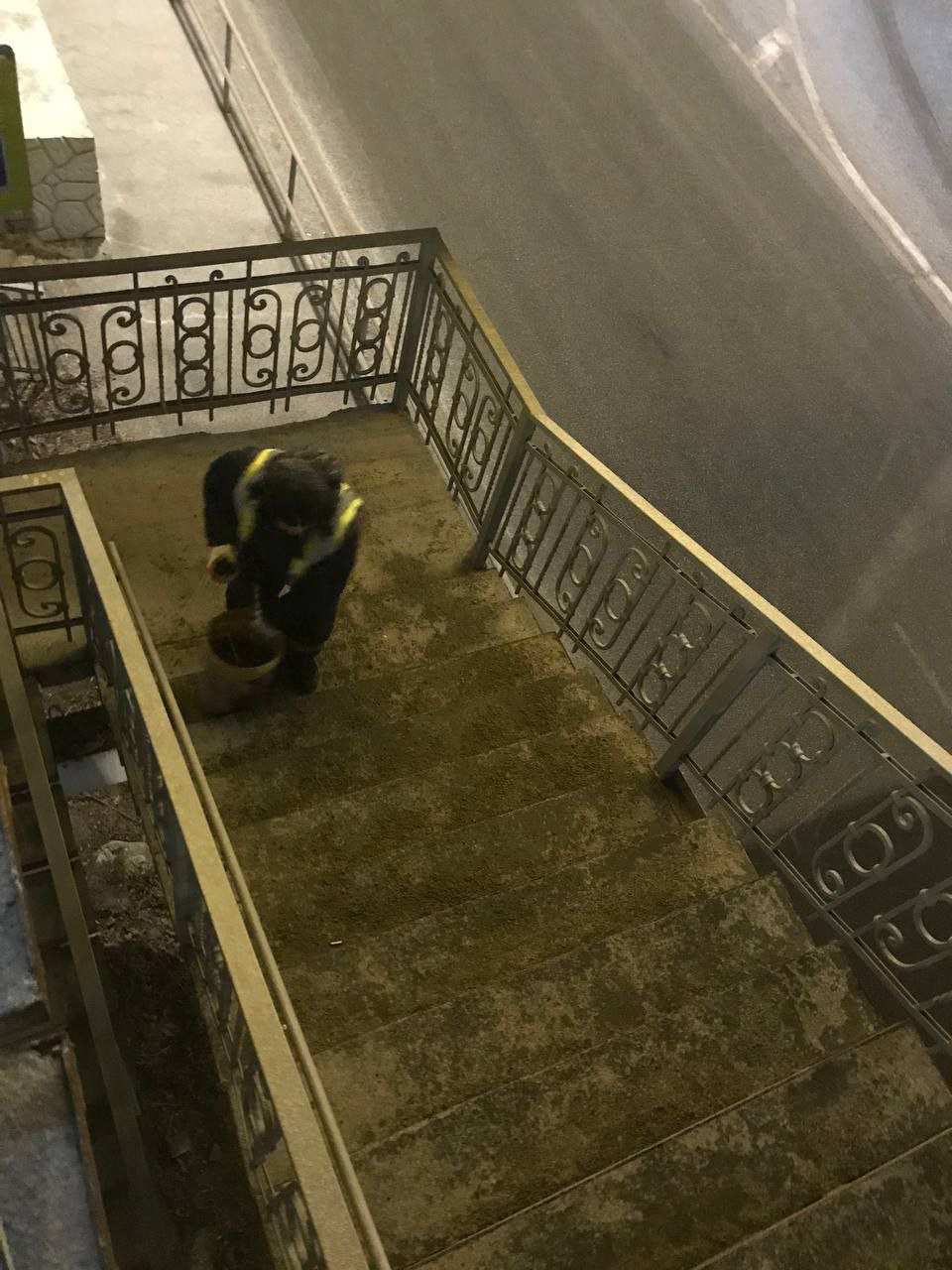 Константин Шестаков: Спецтехника и рабочие дорожной службы «Содержание городских территорий» уже занимаются обработкой реагентами проезжей части, тротуаров, лестниц и виадуков Константин Шестаков: Спецтехника и рабочие дорожной службы «Содержание городских территорий» уже занимаются обработкой реагентами проезжей части, тротуаров, лестниц и виадуков