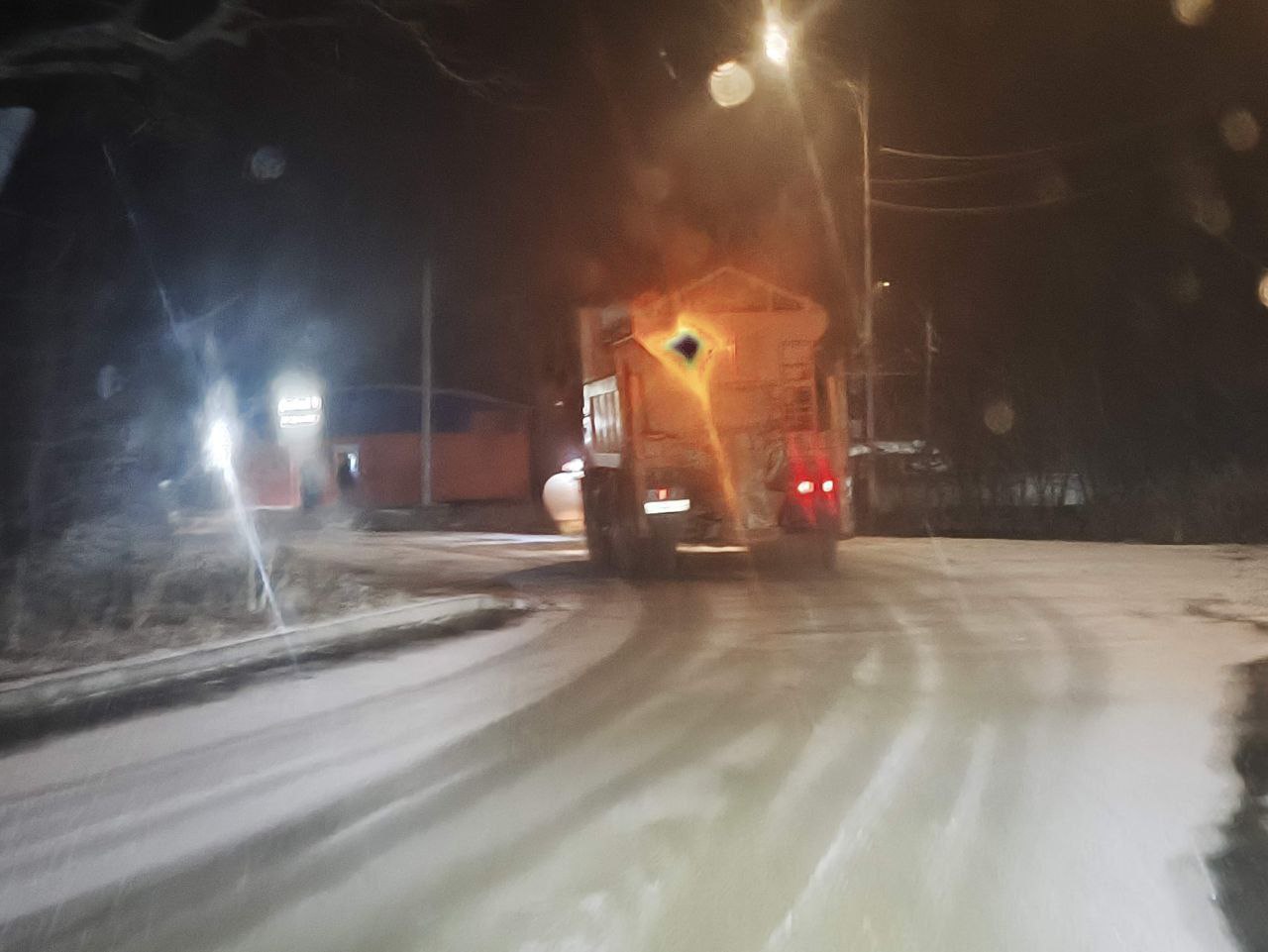 Константин Шестаков: Спецтехника и рабочие дорожной службы «Содержание городских территорий» уже занимаются обработкой реагентами проезжей части, тротуаров, лестниц и виадуков Константин Шестаков: Спецтехника и рабочие дорожной службы «Содержание городских территорий» уже занимаются обработкой реагентами проезжей части, тротуаров, лестниц и виадуков