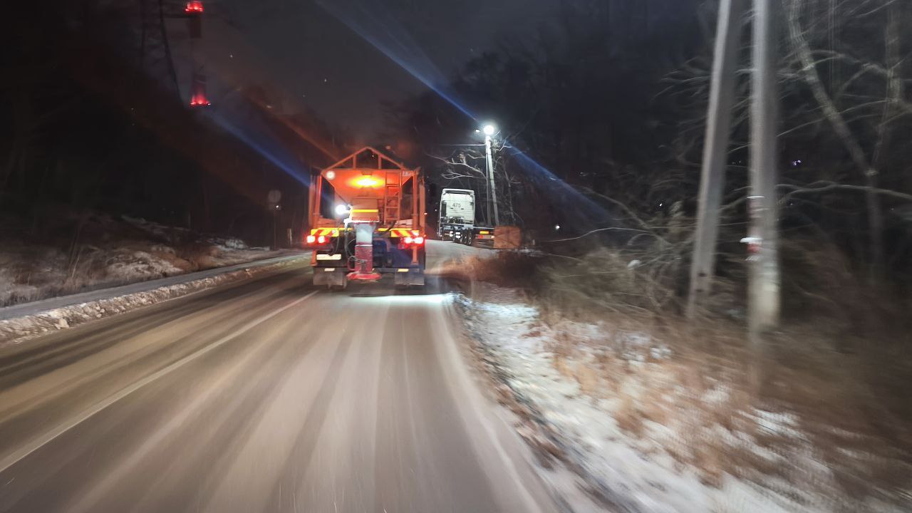 Константин Шестаков: Спецтехника и рабочие дорожной службы «Содержание городских территорий» уже занимаются обработкой реагентами проезжей части, тротуаров, лестниц и виадуков Константин Шестаков: Спецтехника и рабочие дорожной службы «Содержание городских территорий» уже занимаются обработкой реагентами проезжей части, тротуаров, лестниц и виадуков