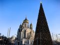 На центральной площади Владивостока продолжают возводить Новогодний городок