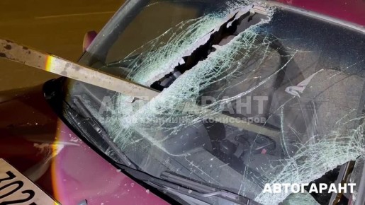 Чуть не уехал на тот свет – водителя RAV4 во Владивостоке могло пробить металлическим штырем во время аварии на улице Луговой