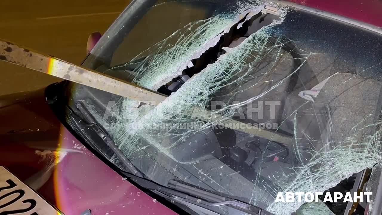 Чуть не уехал на тот свет – водителя RAV4 во Владивостоке могло пробить металлическим штырем во время аварии на улице Луговой