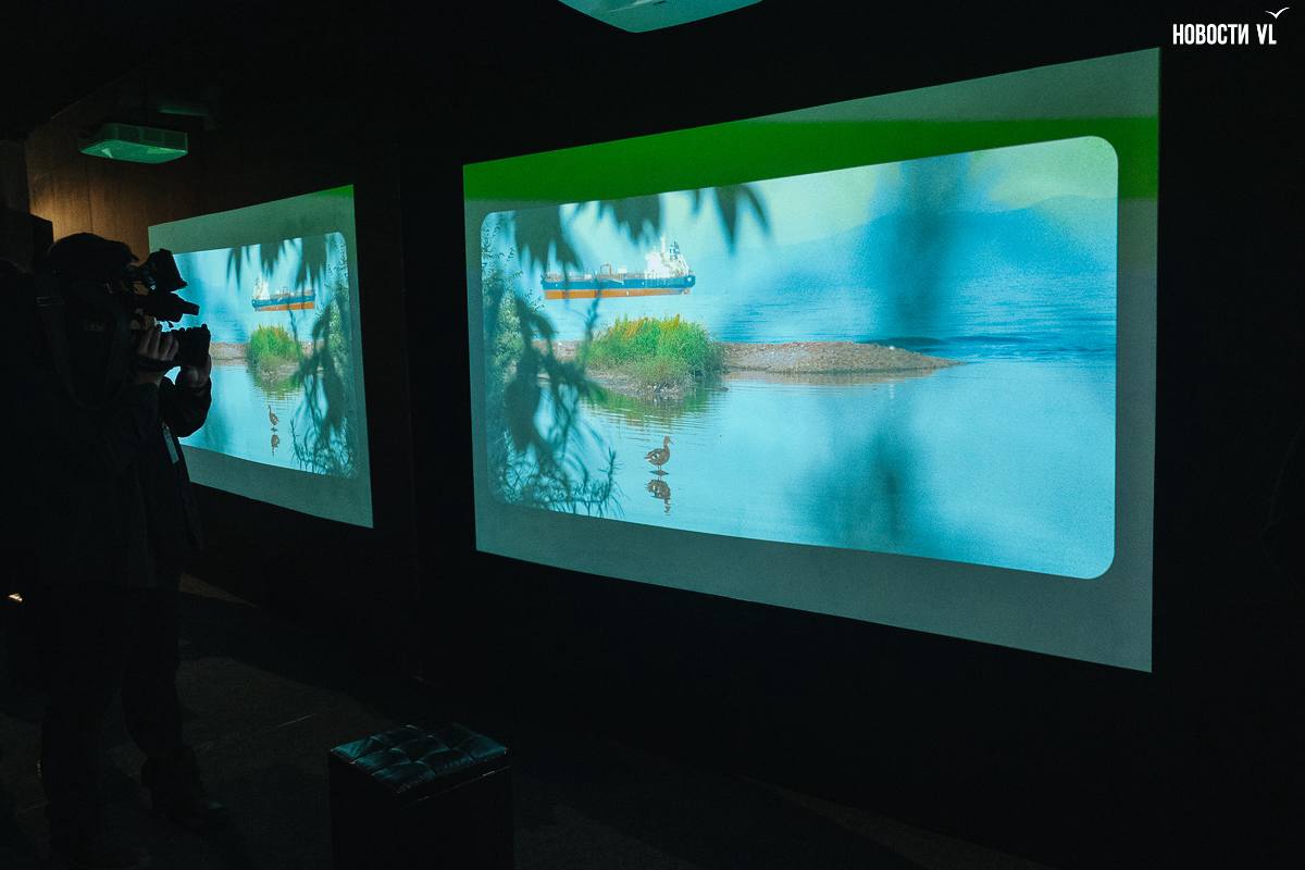 Почти медитация: во Владивостоке открылась выставка «Гимны города», посвящённая звучанию двух столиц Почти медитация: во Владивостоке открылась выставка «Гимны города», посвящённая звучанию двух столиц