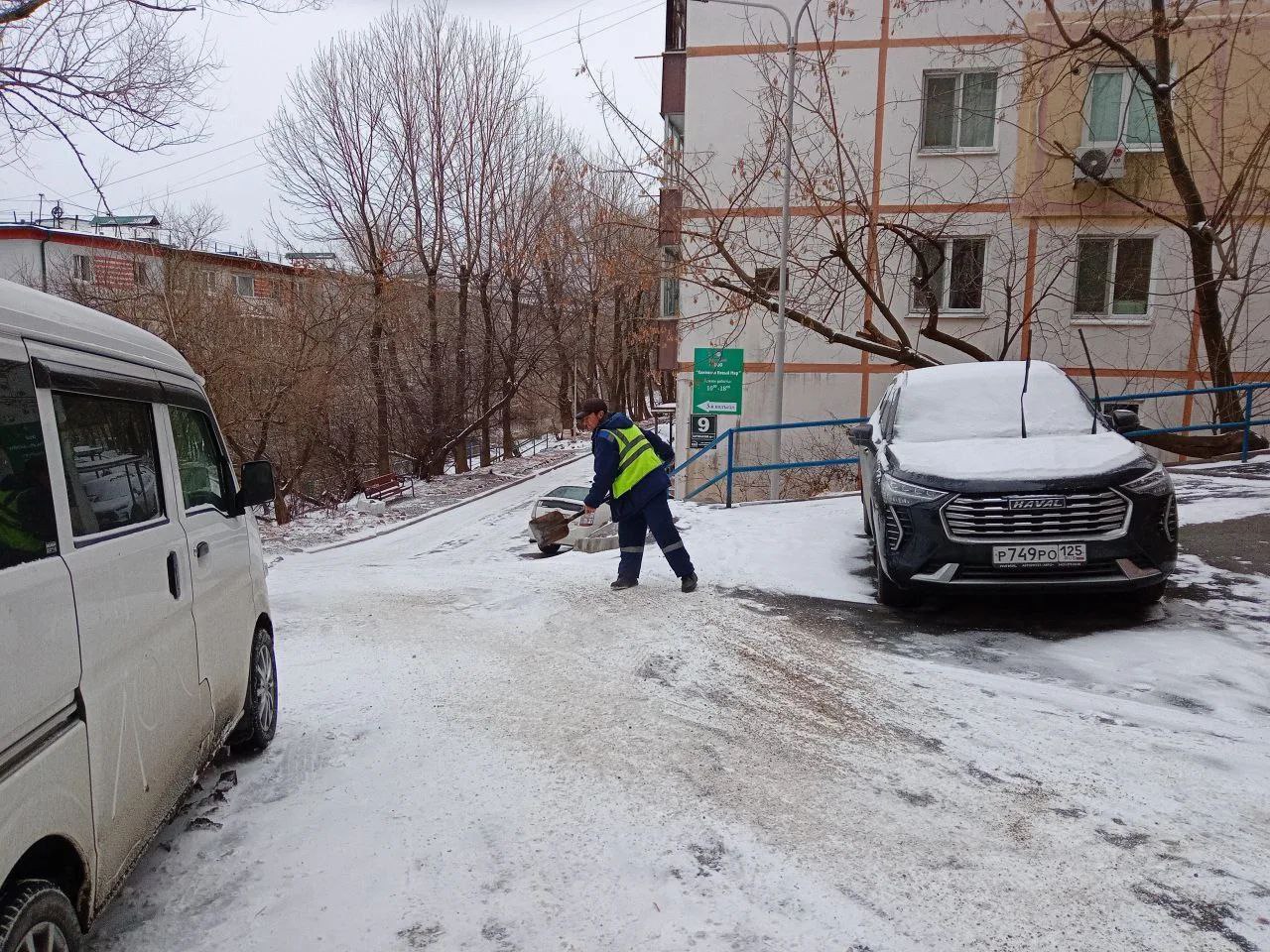 Константин Шестаков: Около 240 человек сегодня днём занимаются уборкой снега с тротуаров, лестниц, остановок общественного транспорта и переходов во Владивостоке Константин Шестаков: Около 240 человек сегодня днём занимаются уборкой снега с тротуаров, лестниц, остановок общественного транспорта и переходов во Владивостоке