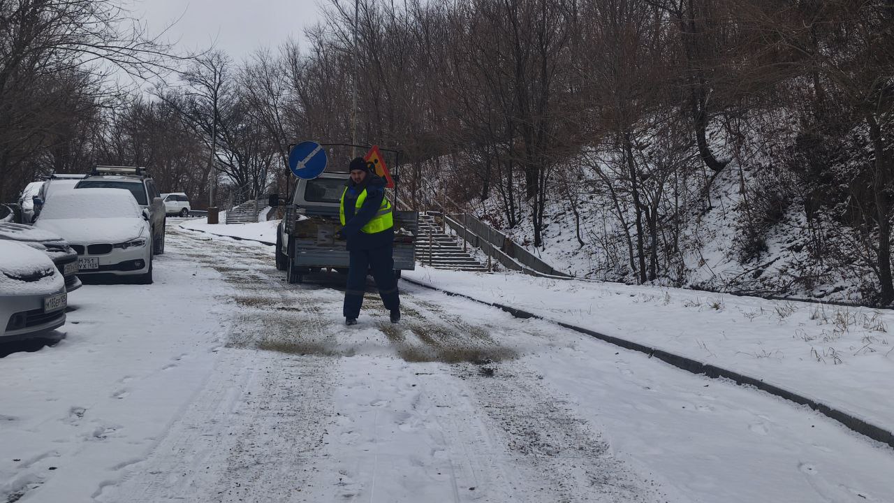 Константин Шестаков: Около 240 человек сегодня днём занимаются уборкой снега с тротуаров, лестниц, остановок общественного транспорта и переходов во Владивостоке Константин Шестаков: Около 240 человек сегодня днём занимаются уборкой снега с тротуаров, лестниц, остановок общественного транспорта и переходов во Владивостоке