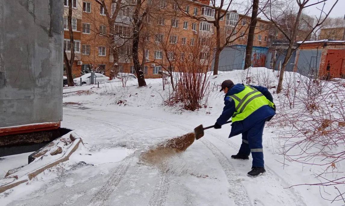 Вручную и с помощью спецтехники бригады «СГТ» расчищают тротуары и проезжую часть от снега Вручную и с помощью спецтехники бригады «СГТ» расчищают тротуары и проезжую часть от снега
