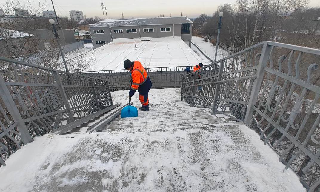 Вручную и с помощью спецтехники бригады «СГТ» расчищают тротуары и проезжую часть от снега Вручную и с помощью спецтехники бригады «СГТ» расчищают тротуары и проезжую часть от снега