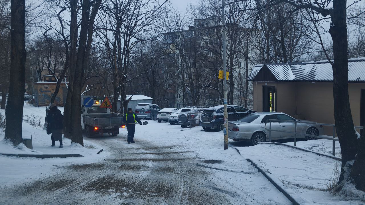 Константин Шестаков: Около 240 человек сегодня днём занимаются уборкой снега с тротуаров, лестниц, остановок общественного транспорта и переходов во Владивостоке Константин Шестаков: Около 240 человек сегодня днём занимаются уборкой снега с тротуаров, лестниц, остановок общественного транспорта и переходов во Владивостоке
