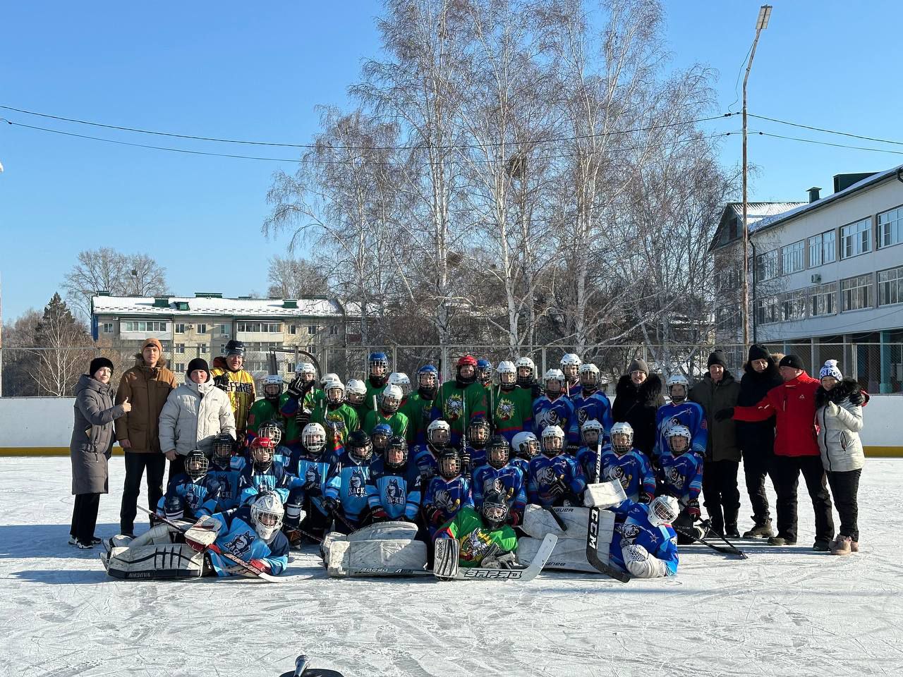 # Зимний сезон открыт!. 13 декабря на хоккейной коробке школы №4 Лучегорска состоялся турнир, посвящённый Всероссийскому дню хоккея и открытию зимнего сезона