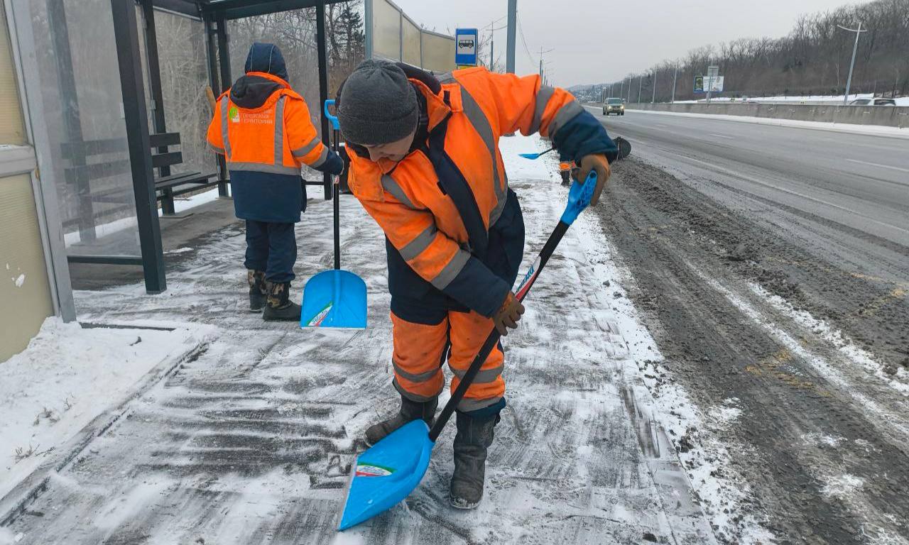 Вручную и с помощью спецтехники бригады «СГТ» расчищают тротуары и проезжую часть от снега