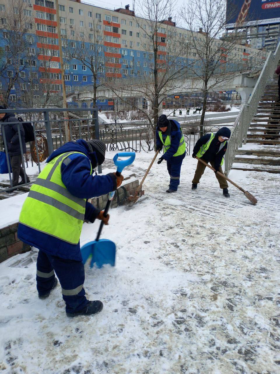 Константин Шестаков: Около 240 человек сегодня днём занимаются уборкой снега с тротуаров, лестниц, остановок общественного транспорта и переходов во Владивостоке