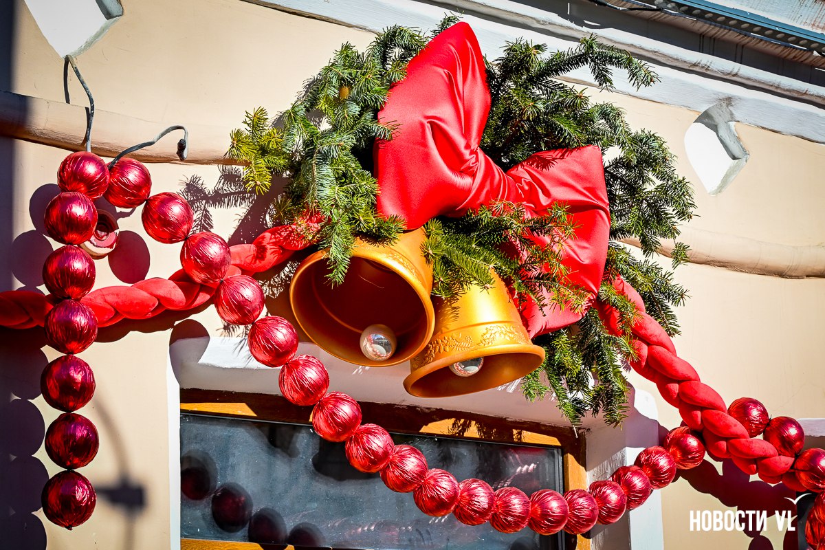 Огни, ёлки, телевизор «Рубин»: центр Владивостока украшают к Новому году Огни, ёлки, телевизор «Рубин»: центр Владивостока украшают к Новому году