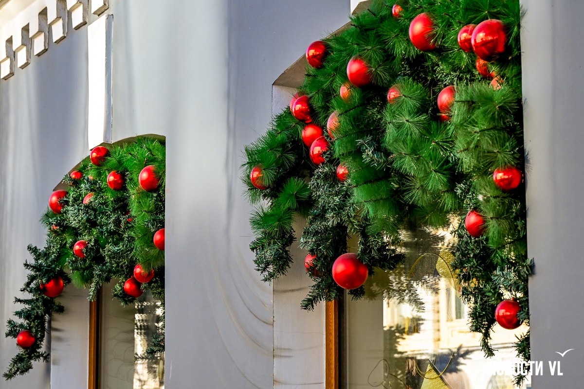 Огни, ёлки, телевизор «Рубин»: центр Владивостока украшают к Новому году Огни, ёлки, телевизор «Рубин»: центр Владивостока украшают к Новому году