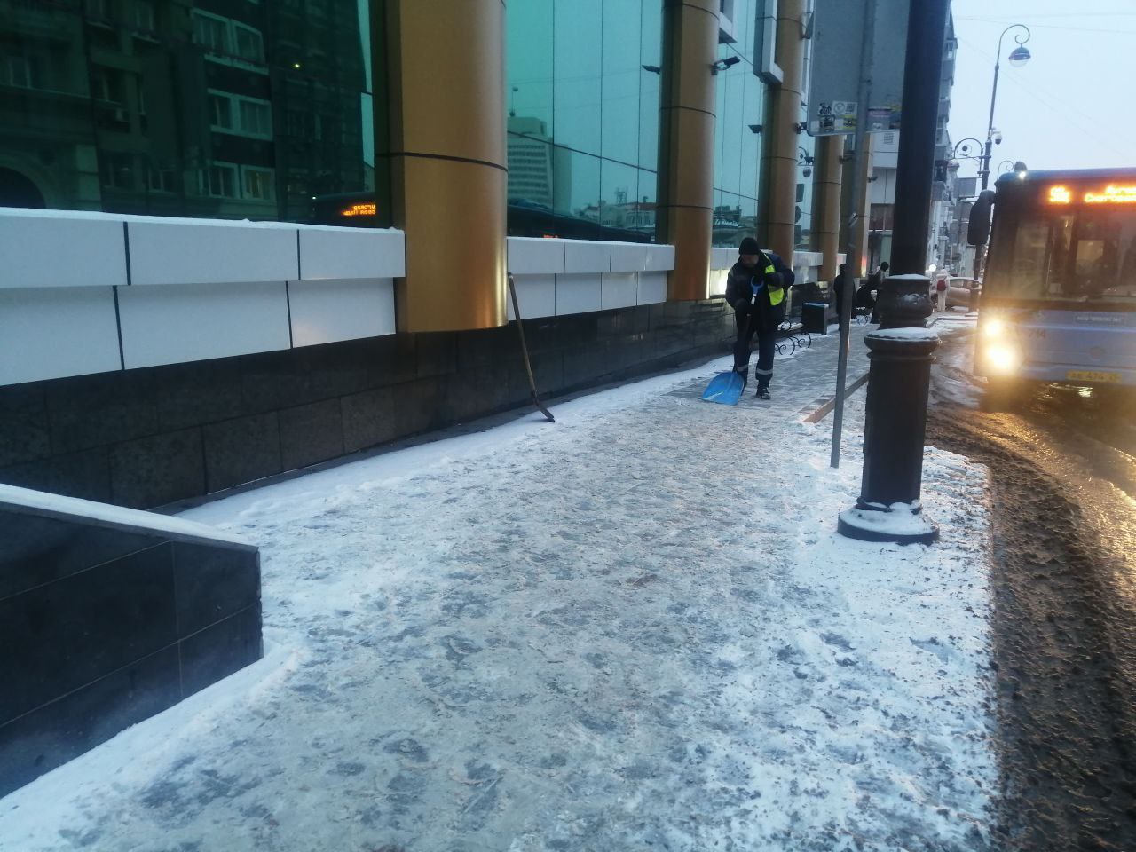 Константин Шестаков: Около 240 человек сегодня днём занимаются уборкой снега с тротуаров, лестниц, остановок общественного транспорта и переходов во Владивостоке Константин Шестаков: Около 240 человек сегодня днём занимаются уборкой снега с тротуаров, лестниц, остановок общественного транспорта и переходов во Владивостоке