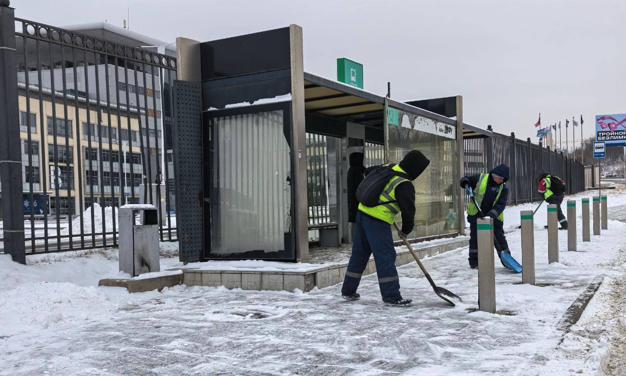 Вручную и с помощью спецтехники бригады «СГТ» расчищают тротуары и проезжую часть от снега Вручную и с помощью спецтехники бригады «СГТ» расчищают тротуары и проезжую часть от снега