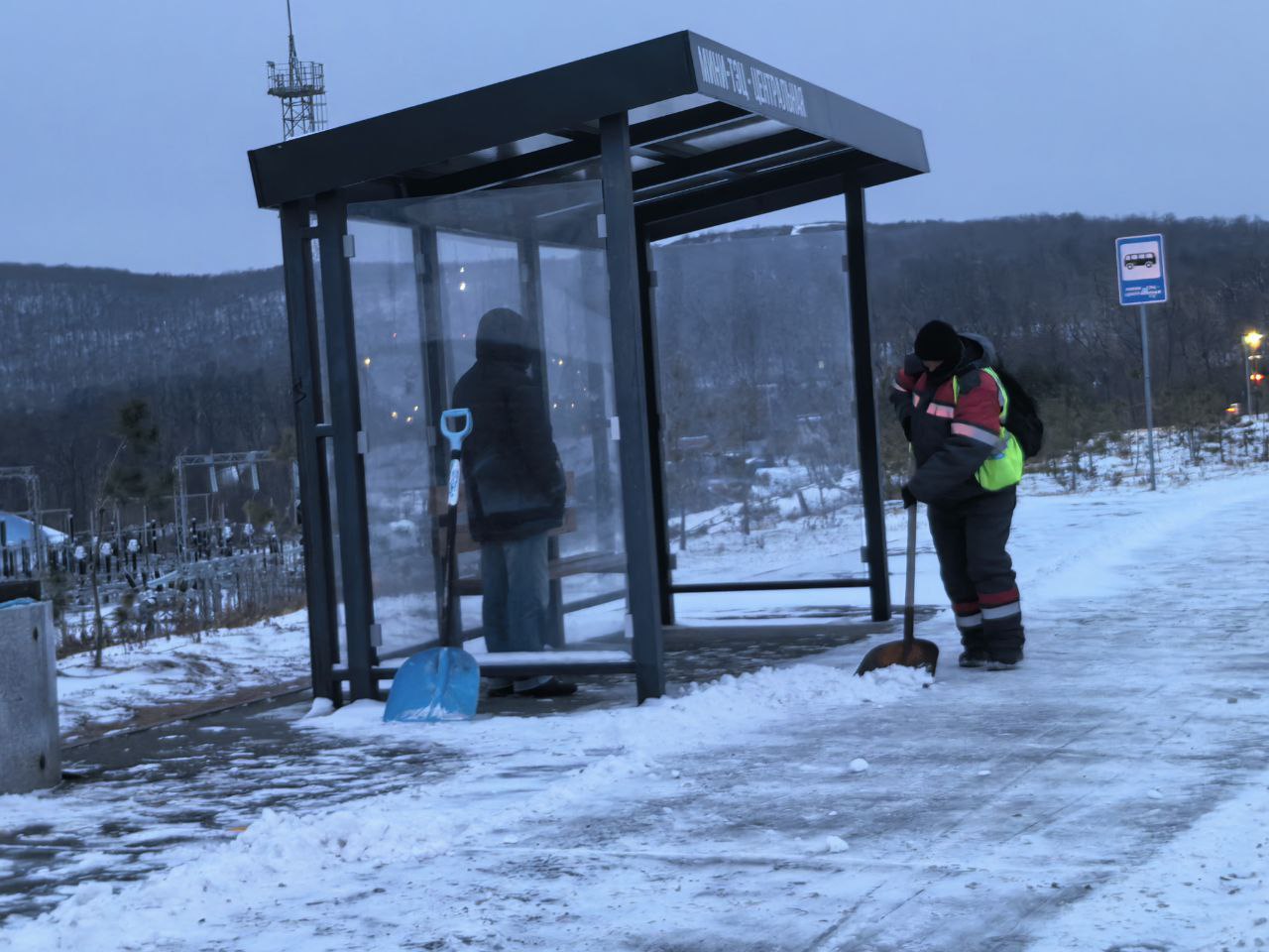 Константин Шестаков: Около 240 человек сегодня днём занимаются уборкой снега с тротуаров, лестниц, остановок общественного транспорта и переходов во Владивостоке Константин Шестаков: Около 240 человек сегодня днём занимаются уборкой снега с тротуаров, лестниц, остановок общественного транспорта и переходов во Владивостоке