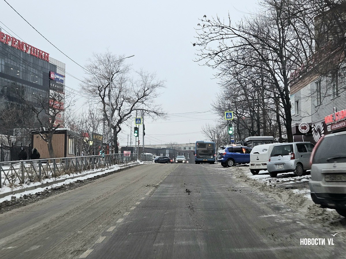 Ночной снег не вызвал затруднений на дорогах Владивостока Ночной снег не вызвал затруднений на дорогах Владивостока